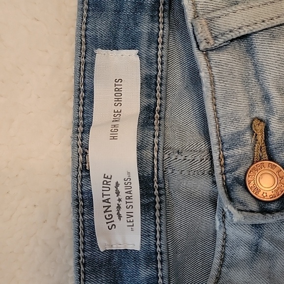 LEVI'S High Rise shorts size 2 - Picture 3 of 5